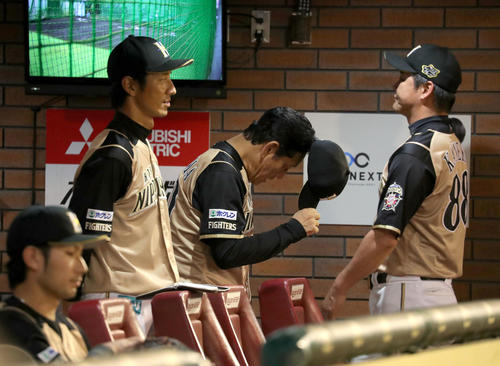 楽天対日本ハム　試合終了後、一礼してベンチを後にする日本ハム栗山監督（中央）（撮影・佐藤翔太）