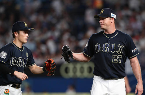ロッテ対オリックス　5回、好守の福田（左）を迎えるオリックス先発のアルバース（撮影・丹羽敏通）