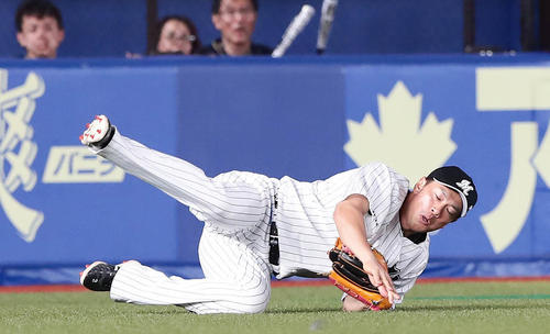 ロッテ対オリックス　7回表オリックス2死二、三塁、福田の打球を好捕した左翼手角中（撮影・丹羽敏通）