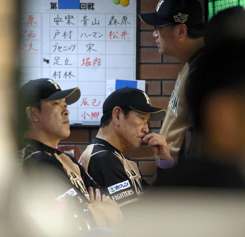 楽天対日本ハム　4回裏に6失点しベンチで険しい表情を見せる日本ハム栗山監督（撮影・佐藤翔太）