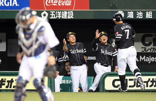 西武対ソフトバンク　2回表ソフトバンク2死、先制の右越え本塁打を放った中村晃を迎える工藤監督（右から2人目）（撮影・たえ見朱実）