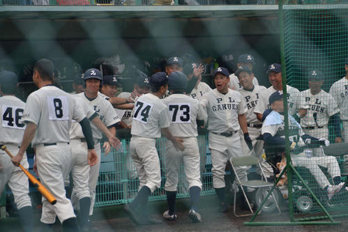 追加点に盛り上げを見せるPL学園ベンチ（撮影・望月千草）