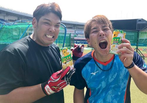 コアラのマーチを手に持つロッテ井上（左）と鈴木（球団提供）