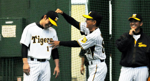 走塁練習でミスした鳥谷は岡コーチからの“鉄拳”に苦笑い。右は真弓監督(2008年11月8日)