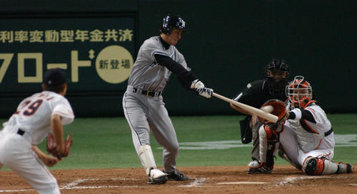 プロ初安打を放つ鳥谷(2004年4月2日)