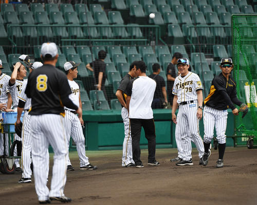 福留孝介とキャッチボールをする鳥谷敬（撮影・奥田泰也）