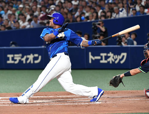 中日対ヤクルト　6回裏中日無死一、二塁、ビシエドは右フェンス直撃の適時2点二塁打を放つ（撮影・前岡正明）