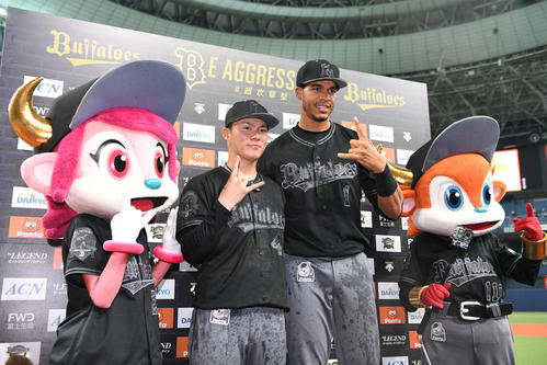 オリックス「Aggressive　BLACK」ユニホームの山本（左）とモヤ（2019年8月3日撮影）