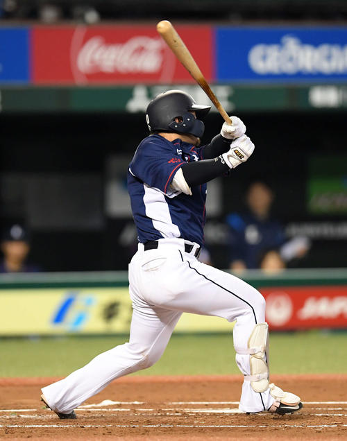 西武対ソフトバンク　1回裏西武1死一塁、左越えに21号2点本塁打を放つ森（撮影・たえ見朱実）