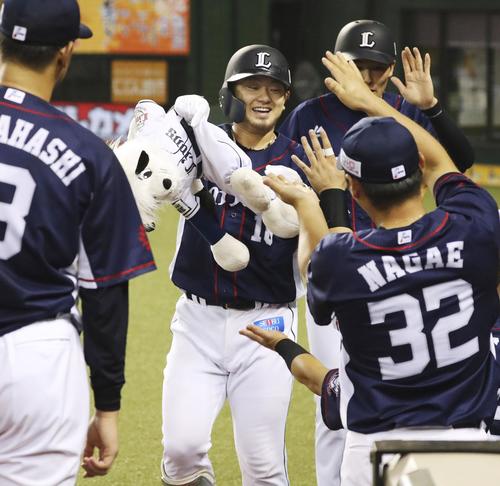1回、先制2ランを放ちナインに迎えられる西武・森（中央）（共同）