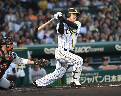 阪神対巨人　1回裏阪神2死、福留は一塁内野安打で出塁する（撮影・奥田泰也）