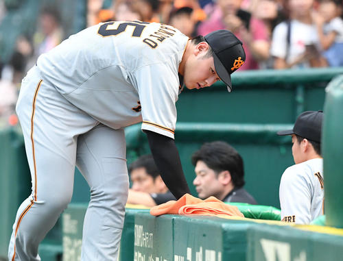 阪神対巨人　開始前、ベンチ前の水滴を拭き取る巨人岡本（撮影・山崎安昭）