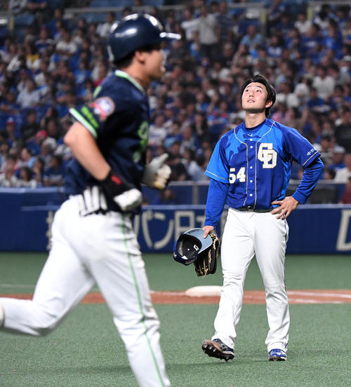中日対ヤクルト　10回表ヤクルト2死一、二塁、山田哲はに左中間へ3点本塁打を打たれがっくりする藤嶋（撮影・前岡正明）