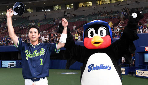 中日対ヤクルト　決勝本塁打を放った山田哲はつば九郎と笑顔でファンの声援に応える（撮影・前岡正明）