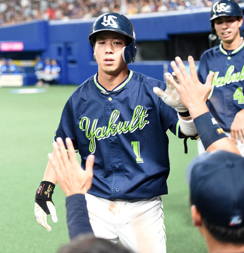 10回表ヤクルト2死一、二塁、山田哲は左中間へ3点本塁打を放ちベンチ前でナインとタッチ（撮影・前岡正明）