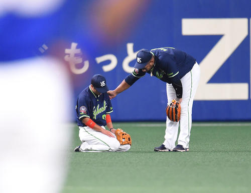8回裏中日1死一塁、バレンティン（右）から声をかけられる奥村（左）（撮影・森本幸一）