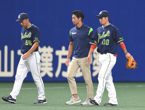 　8回裏中日1死一塁、負傷交代するヤクルト奥村（右）（撮影・森本幸一）