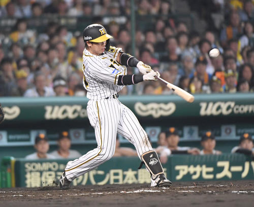 阪神対巨人　2回裏阪神1死一、三塁、梅野は右前先制適時打を放つ（撮影・奥田泰也）