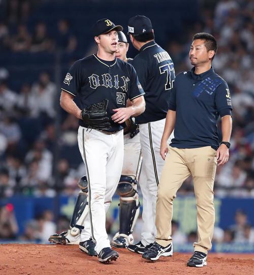 ロッテ対オリックス　7回、同点とされて降板するオリックス先発のアルバース（撮影・丹羽敏通）