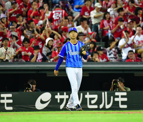 広島対DeNA　5回裏広島2死一、三塁、安部友裕に右前適時打を打たれる京山将弥（撮影・清水貴仁）