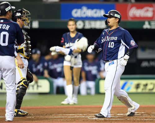西武対ソフトバンク　1回裏西武1死一塁、左越えに21号2点本塁打を放ち生還する森（撮影・たえ見朱実）