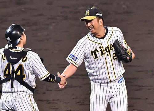 阪神対巨人　巨人に勝利し梅野（左）と笑顔を見せながら握手を交わす藤川（撮影・上田博志）