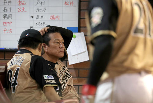 楽天対日本ハム　ベンチで頭を抱える日本ハム栗山監督（中央）（撮影・佐藤翔太）