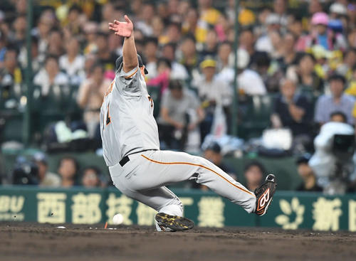 阪神対巨人　4回裏阪神2死一塁、梅野の邪飛目がけてジャンプする山口俊。惜しくも捕球できず