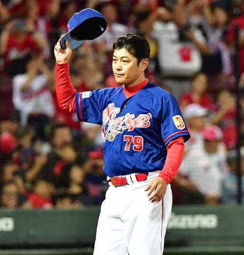 広島対DeNA　勝利しファンにあいさつする緒方孝市監督（撮影・清水貴仁）
