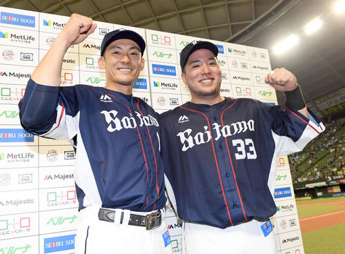 西武対ソフトバンク　お立ち台で笑顔を見せる西武山川（右）と栗山（撮影・たえ見朱実）