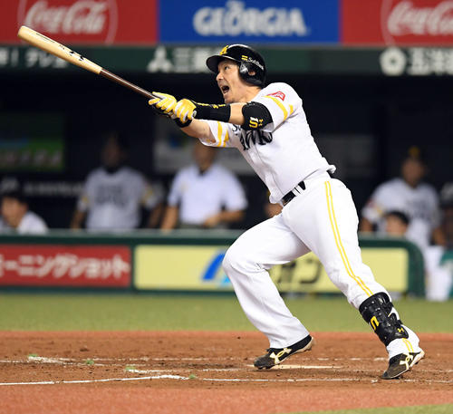 西武対ソフトバンク　4回表ソフトバンク1死一塁、左越えに25号2点本塁打を放つ松田（撮影・たえ見朱実）