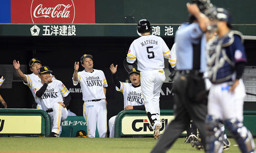 西武対ソフトバンク　4回表ソフトバンク1死一塁、左越えに25号2点本塁打を放った松田宣浩を迎える工藤公康監督（撮影・たえ見朱実）