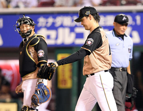 楽天対日本ハム　5回裏、先制を許し肩を落とす日本ハム有原（手前）（撮影・滝沢徹郎）
