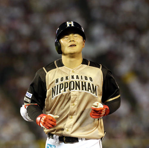 楽天対日本ハム　4回表日本ハム1死、清宮は三邪飛に終わり顔をしかめる（撮影・佐藤翔太）