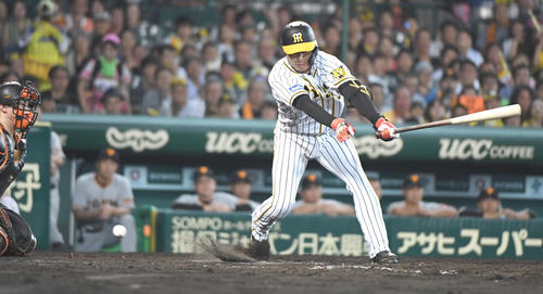 阪神対巨人　8回裏阪神1死三塁、代打大山は振り逃げで出塁する（撮影・奥田泰也）
