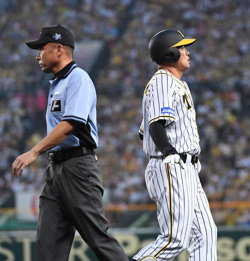 阪神対巨人　1回裏阪神2死、福留孝介は一塁内野安打を放つ（撮影・奥田泰也）