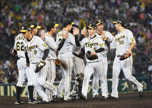 阪神対巨人　巨人に勝利しマウンド上でタッチを交わす阪神ナイン（撮影・奥田泰也）