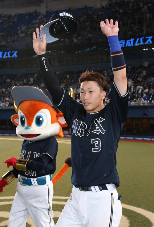 ロッテ対オリックス　決勝本塁打の安達はファンの声援に応える（撮影・丹羽敏通）