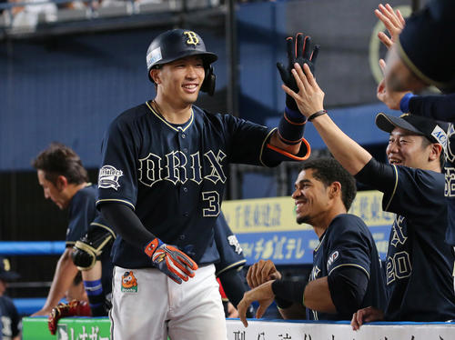ロッテ対オリックス　9回表オリックス2死、安達は勝ち越し本塁打を放ってナインの祝福を受ける（撮影・丹羽敏通）