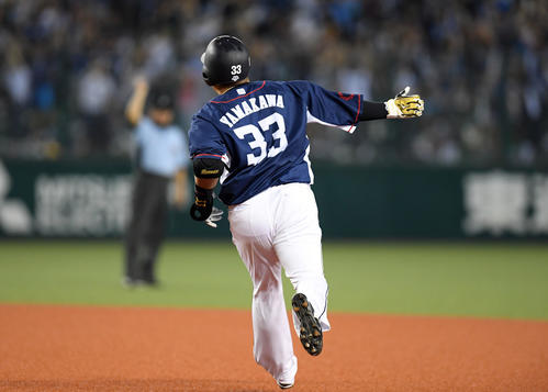 西武対ソフトバンク　1回裏西武2死三塁、中越えに39号2点本塁打を放った山川（撮影・たえ見朱実）