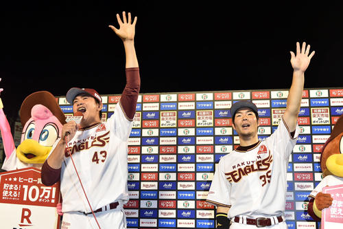 楽天対日本ハム　試合後、お立ち台でポーズを決める楽天島内（右）と宋（撮影・滝沢徹郎）