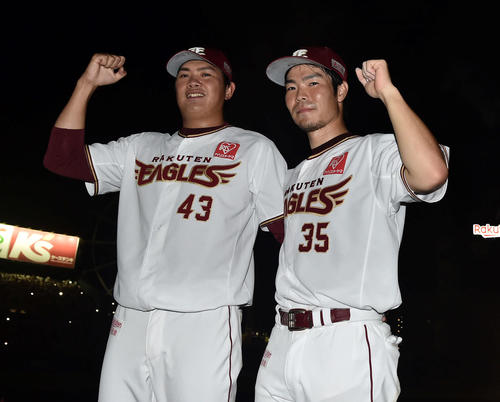 楽天対日本ハム　ヒーローインタビューを終えポーズを決める楽天島内（右）と宋（撮影・滝沢徹郎）