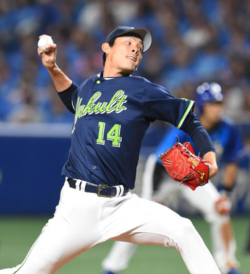 4回裏中日2死一、二塁、登板するヤクルト2番手の高梨裕稔（撮影・森本幸一）