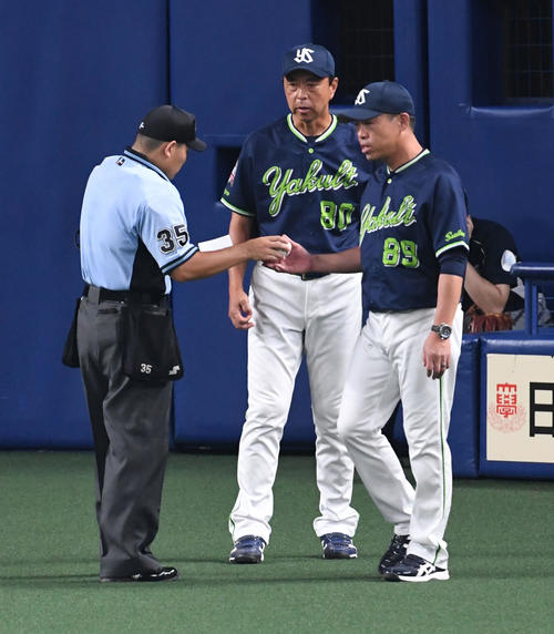 中日対ヤクルト　4回裏中日2死一、二塁、スアレスの交代を告げる小川監督（中央）。右は田畑コーチ（撮影・前岡正明）