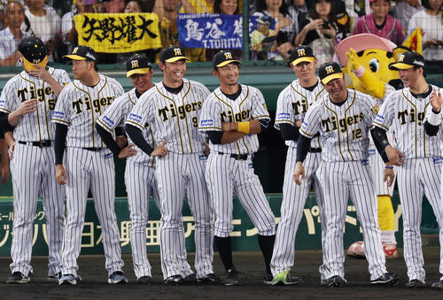 阪神対巨人　巨人に勝利し、笑顔でナインを迎える鳥谷（中央）ら（撮影・前田充）