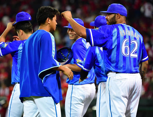 広島対DeNA　試合を終えエドウィン・エスコバー（右）に髪型を整えてもらう勝利投手の今永昇太（撮影・清水貴仁）