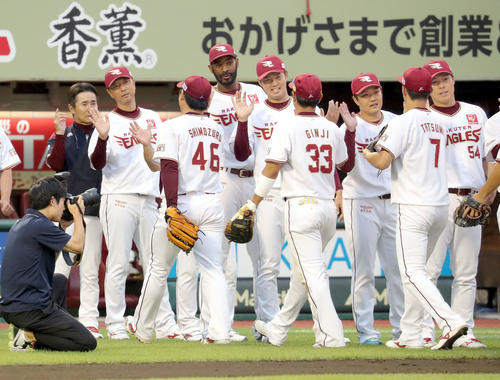 楽天対日本ハム　試合終了後、楽天ナインを出迎える石橋（右から3人目）（撮影・佐藤翔太）