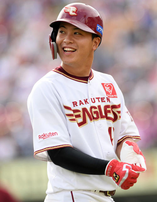 楽天対日本ハム　2回裏に適時打を放った楽天渡辺佳は笑顔でベンチへ引き揚げる（撮影・滝沢徹郎）