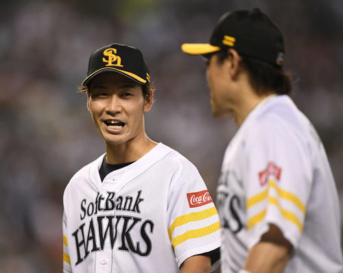 西武対ソフトバンク　4回裏まで無失点に抑え、内川（右）と話しながらベンチへ戻るソフトバンク武田（撮影・鈴木みどり）