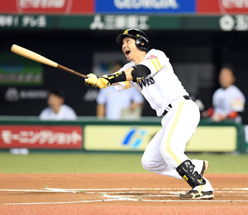 西武対ソフトバンク　6回表ソフトバンク無死、左越えに26号ソロ本塁打を放つ松田（撮影・たえ見朱実）